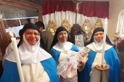 Religiosas concepcionistas con la imagen de la Divina Infantita en México
