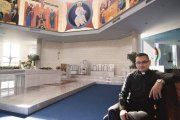 Jorge Revuelta, en su parroquia de El Pilar de Valdemoro... el templo -como todos en la diócesis de Getafe -está cerrado