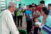 El obispo Oliver de Requena bautiza a numerosos niños de distintas edades en un pueblo de su vicariato del Amazonas peruano