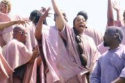 Kanye West con su coro, en uno de los encuentros de oración cantada al aire libre... el disco va a acompañar a una película musical con esos materiales