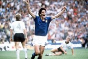 La celebración de Paolo Rossi tras meter gol a Alemania en la final del Mundial de 1982 es una imagen icónica para los italianos