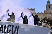 Feministas ante el Monasterio de Sant Cugat el 8 de marzo de 2020, antes de interrumpir el culto con gritos en la iglesia en plena misa