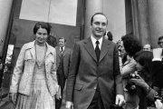 Jacques Chirac, primer ministro con Valéry Giscard d'Estaing, sale del Palacio del Elíseo en 1974 junto a su ministra de Salud, Simone Veil: el trío que introdujo el aborto en Francia. Foto: AFP.