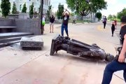 Las estatuas de Cristóbal Colón han sido objeto prioritario del vandalismo de Black Lives Matter en todo Estados Unidos, animado por la pasividad de las instituciones controladas por el Partido Demócrata. En la imagen, la del Capitolio de Minnesota.