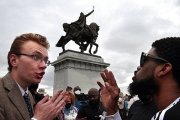 Ante la estatua de San Luis debaten un católico blanco y un manifestante negro que quiere quitar la estatua del santo . foto del 27 de junio de Robert Cohen, AP