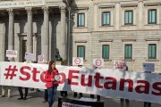 Concentración de rechazo a la eutanasia ante el Congreso de los Diputados. Foto: Derecho a Vivir.