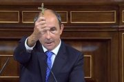 El diputado por Sevilla Fco. José Contreras alza en el Congreso la cruz, reliquia de sangre, de su tío abuelo Rafael, sacerdote, mártir en Baena, que pronto beatificado por la Iglesia