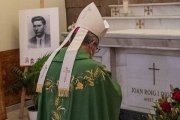 El obispo auxiliar de Barcelona, Antoni Vadell, ante la tumba del mártir Joan Roig en la parroquia de El Masnou