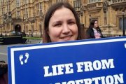 Elena, durante una marcha por la vida en Londres
