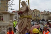 La nueva estatua de la Virgen María sobre una columna en la Plaza de la Ciudad Vieja de Praga
