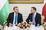 Viktor Orban (izquierda), primer ministro húngaro entre y 1998 y 2002 y luego desde 2010, junto a Andrzej Duda, presidente polaco desde 2015, recientemente reelegido, en un encuentro bilateral.