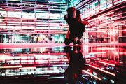 La algor-ética es la ética de los algoritmos que condicionan la toma de decisiones y el entorno vital del hombre en la era de la inteligencia artificial. Foto: Drew Graham / Unsplash.