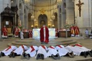 Ordenaciones sacerdotales en Francia - unos 120 curas nuevos cada  año para sus 12.000 parroquias... aunque hay más diáconos