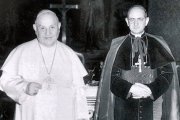 Juan XXIII y el entonces cardenal Giovanni Battista Montini, futuro Pablo VI: los Papas que abrieron y cerraron, respectivamente, el Concilio Vaticano II (1962-1965).