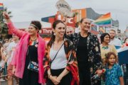 Jacinda Ardern, Primera Ministra de Nueva Zelanda, y la primera en desfilar en el Orgullo Gay, en 2018... un 3 por ciento de población con un 10 por ciento de escaños