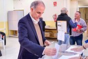 Macario Valpuesta, autor de «La herejía como dogma», votando en unas elecciones.