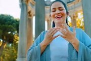 El nuevo videoclip de Mariana está consagrado al Dulde Nombre de María, a quien guarda gran devoción.