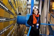 Fabiola Gianotti posa en el CERN de Ginebra, donde los físicos, bajo su dirección, estudian las micropartículas más pequeñas y misteriosas