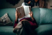 Es buen momento para aprovisionarse de libros espirituales y empezar el año con fuerza - foto de Marias North en Unsplash