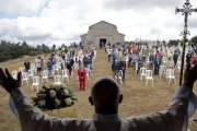 Misa al aire libre en Faro de Chantada el pasado verano / La Voz de Galicia