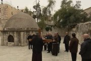 Unos franciscanos acompañan a unos peregrinos por Jerusalén