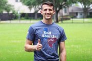 Activista con camiseta provida, el mapa de Texas y el lema Acabar con el Aborto - la ley texana de latido del corazón es impactante