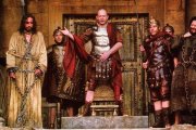 Poncio Pilatos (interpretado por el actor búlgaro Hristo Shopov) da a elegir al pueblo entre Jesús y Barrabás en «La Pasión» de Mel Gibson.