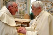 Benedicto XVI saluda al padre Léthel al término del los Ejercicios Espirituales en la Capilla Redemptoris Mater del Vaticano, en marzo de 2011.