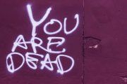«Your are dead», «Estás muerto»: la dinámica del odio se apodera de la sociedad a medida que desaparece la mentalidad cristiana, que promueve el perdón. Foto: Crawford Jolly / Unsplash.