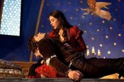 Romeo (Douglas Booth) muerto en los brazos de Julieta (Hailee Steinfeld), en la película dirigida en 2013 por Carlo Carlei.