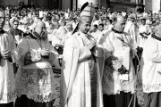 El Papa Pablo VI, junto a los padres conciliares en una ceremonia en la Plaza de San Pedro. Foto: Vatican News.