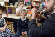 El padre Loomis, encargado de la pastoral de sordos en Filadelfia, explica a unos niños la lengua de signos