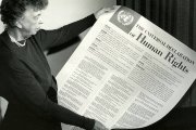 Eleanor Roosevelt, esposa del presidente Franklin Delano Roosevelt, fallecido poco antes, presidió la comisión que preparó en la naciente ONU la Declaración Universal de los Derechos del Hombre.