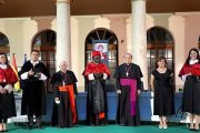 En el centro de la imagen, el cardenal Robert Sarah junto al cardenal Antonio Cañizares y el nuncio Bernardito Auza, y las autoridades académicas de la Universidad Católica de Valencia. Foto: Archidiócesis de Valencia.
