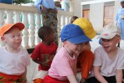 El proyecto "Bajo el árbol del mango" acoge a niños albinos en Tanzania, perseguidos por su color de piel y considerados como una maldición.