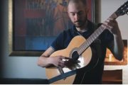 Adam Rieger sigue tocando su guitarra en el seminario, pero ahora para orar y servir a Dios