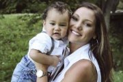 Hannah, con su hijo Landyn, tomó la píldora abortiva pero se arrepintió en mitad del proceso. Foto: Pregnancy Help News.