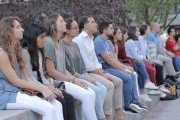 Jóvenes voluntarios de 40 Días por la Vida rezando ante las puertas de la clínica Dator, en Madrid.