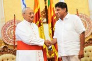 El cardenal Ranjith de Sri Lanka, en una foto de enero de 2020, recibiendo a Sajith Premadasa, líder de la oposición en el Parlamento