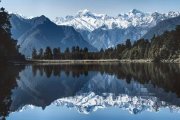 La belleza de la Creación nos prepara para la belleza que nos tiene reservada nuestro Creador. Foto:  Lago Matheson, en Nueva Zelanda. Yoal Desurmont / Unsplash.