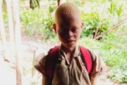 Lambert es un niño albino de Burundi, donde sufren persecución y violencia - un programa de la Infancia Misionera ayuda a estos niños