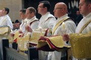 Ceremonia de ordenación de sacerdotes de la Fraternidad Sacerdotal de San Pedro en Omaha, en la catedral de Santa Cecilia