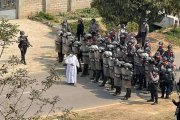 El sacerdote Celso Ba Shwe, frente a las fuerzas de seguridad tratando de impedir una carga contra los opositores.