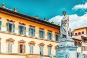 Monumento a Dante Alighieri en la Piazza della Santa Croce de Florencia. Foto: EnFlorencia.com