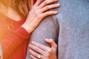 Las autoras de «Más que juntos» ofrecen algunas sugerencias para que el matrimonio sea un motivo de felicidad realista desde el primer día. Foto: Heather Mount / Unsplash.