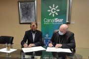 Juan de Dios Mellado (Radio Televisión Andalucía), y el obispo de Guadix, Francisco Jesús Orozco, renuevan bajo convenio la histórica colaboración entre ambas entidades.