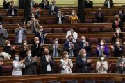 La bancada socialista aplaude tras la aprobación de la eutanasia