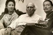 Salvador Dalí, junto con su esposa Gala y su padre, en Cadaqués en 1948. Foto: salvador-dali.org.