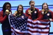 El equipo de Kathleen Baker, Lilly King, Dana Vollmer y Simone Manuel al ganar la medalla de oro olímpica número 1000 de los Estados Unidos en los Juegos de Río de Janeiro.