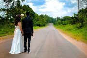 El matrimonio para siempre, un factor de estabilidad: la unidad 
y apoyo mutuo de los esposos para afrontar juntos las sorpresas y retos de la vida. Foto: Andrew Itaga / Unsplash.